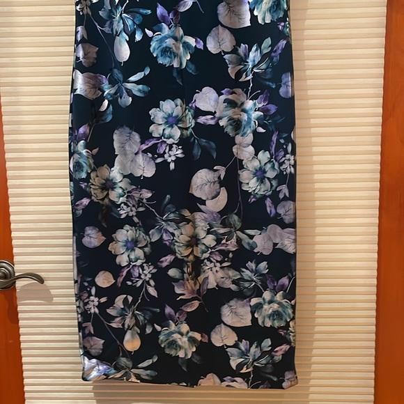 New York and Company, Green stretch, floral, print dress, shiny flowers, size M - Picture 3 of 8